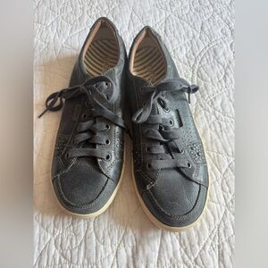 Taos size 8.5 Gray Casual Sneakers in excellent used condition